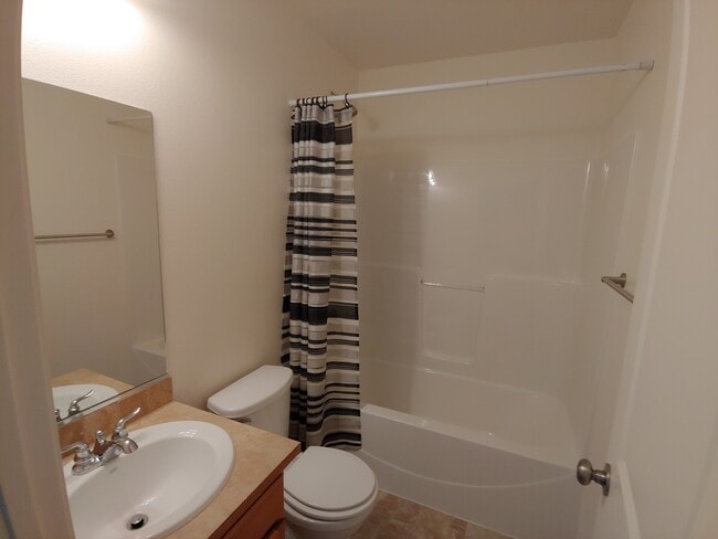 Building Photo - Modern Home with Large Fenced Yard