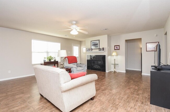 Building Photo - 7210 Foxwood Fair Ln