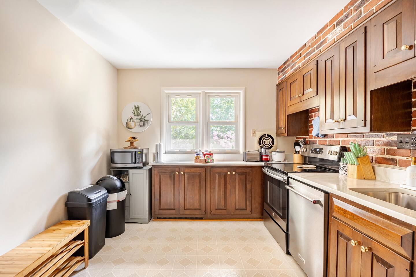 Building Photo - 7527 Fairwood Ln