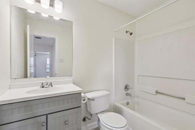 Building Photo - 2703 Vinson Ct