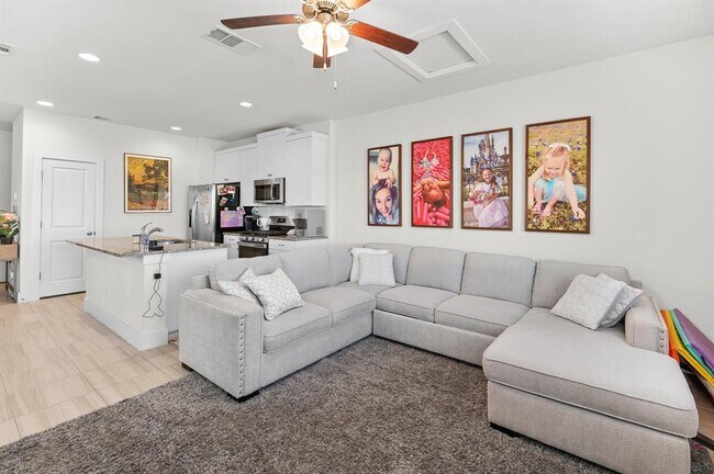 Building Photo - 512 White Steppe Way