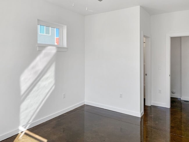 Building Photo - 2 Bedroom, 2 Bathroom downstairs unit in Manchester! Tons of natural light, modern look