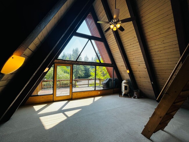 Building Photo - Wonderfully Eclectic Bainbridge Home, Perfect for Nature Lovers!