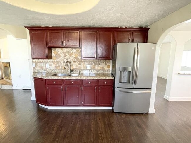 Building Photo - Spacious Taylorsville Home