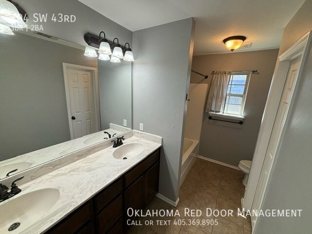 Building Photo - 704 SW 43rd St