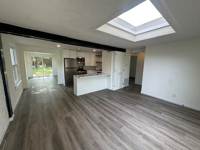 Primary Photo - Chic, Sunlit & Move-In Ready – 3-Bedroom G...