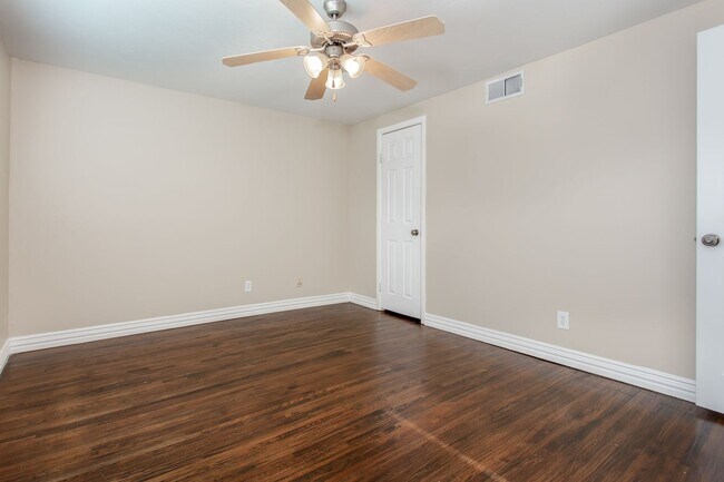 Building Photo - Updated 4-Bedroom, 2-Bath Home in RISD