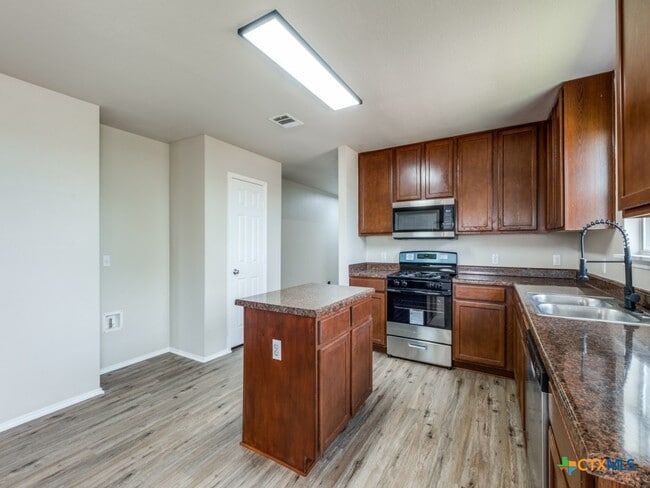 Building Photo - 204 Pine Arbol