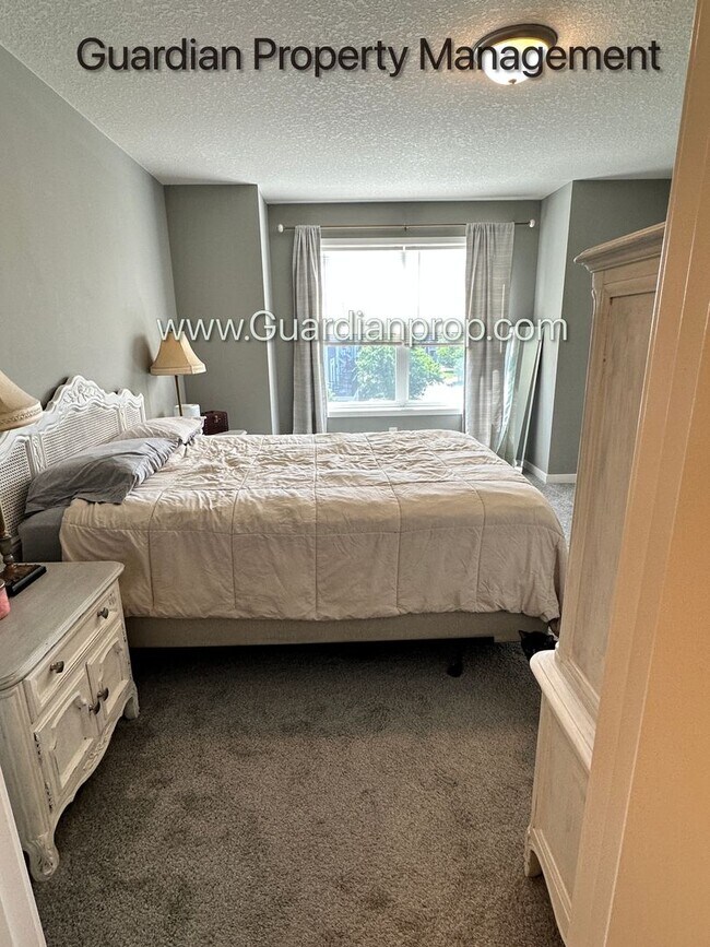 Building Photo - Champlin Town Home, Fireplace, 2 Car Garag...