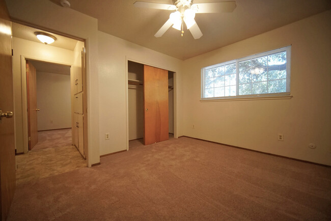 Building Photo - Charming 2-bedroom 1-bathroom in Carmichael!