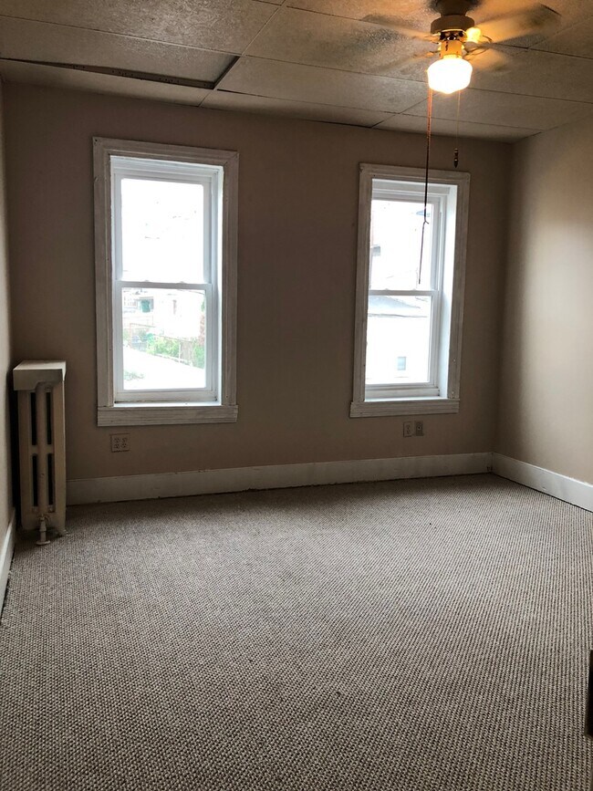 Building Photo - 4 bedroom 1.5 bath