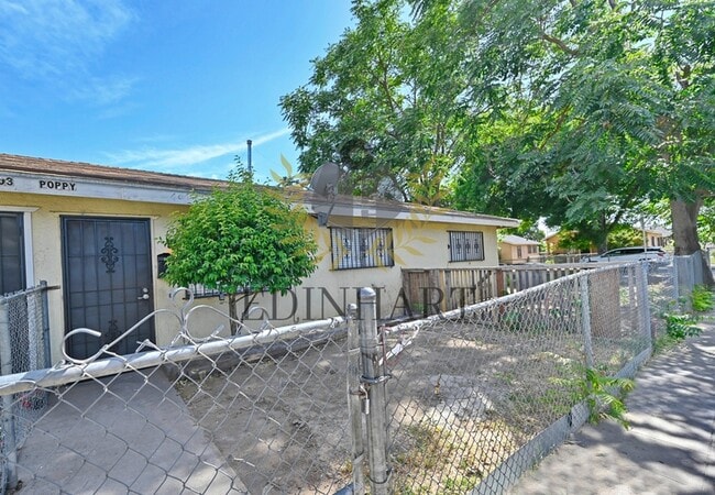 Building Photo - 2303 S Poppy Ave