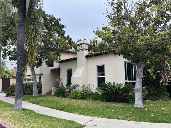 Building Photo - 1650 S Crest Dr