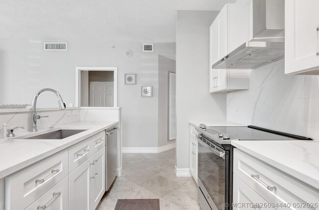 Building Photo - 3606 S Ocean Blvd