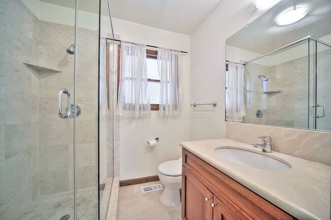 Building Photo - Luxurious 4 bed / 3.5 bath / 3,276 sqft Ho...