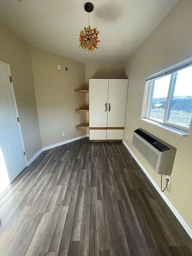 Building Photo - Beautiful country living!