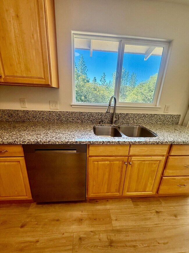 Building Photo - 240 Scholtz Ave