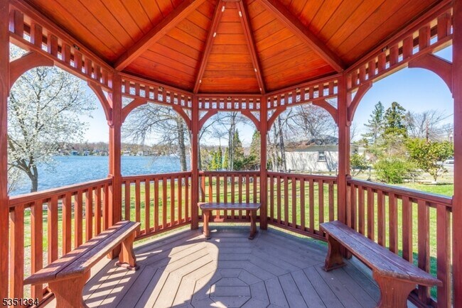 Building Photo - 53 Laurel Dr