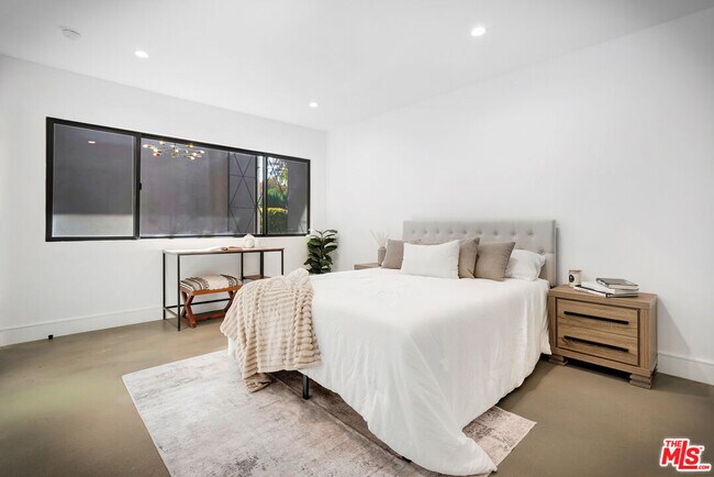 Building Photo - 6236 Sale Ave