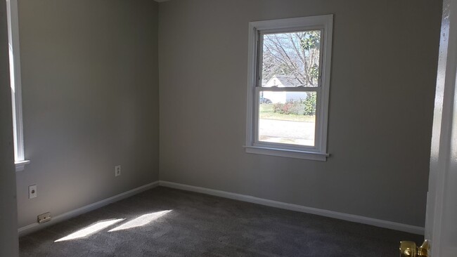 Building Photo - Super convenient to Langley AFB