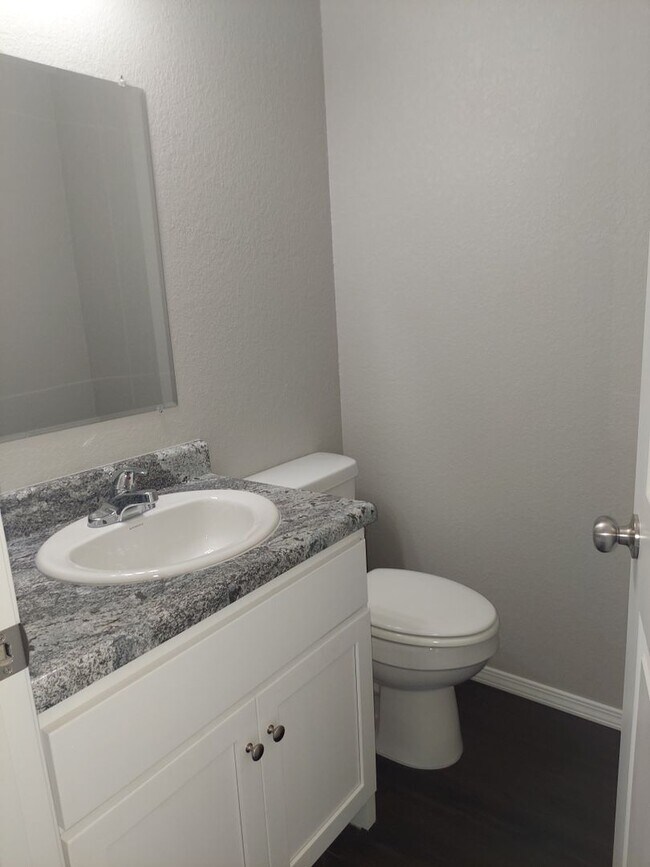 Building Photo - Beautiful 3 Bedroom Townhome in Alma!! *Move in Special*