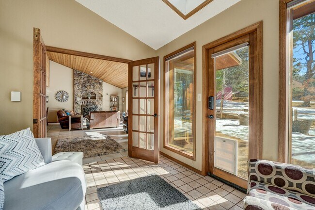 Building Photo - Stunning two-story home in Woodland Park
