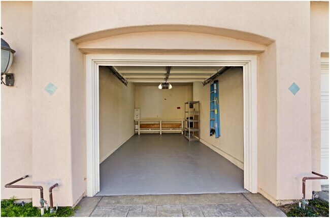 Building Photo - Fully Furnished Short Term Ocean Close Rental