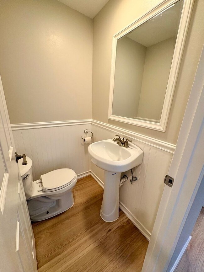 Building Photo - $1500 Off First Month! Remodeled Shoreline Home