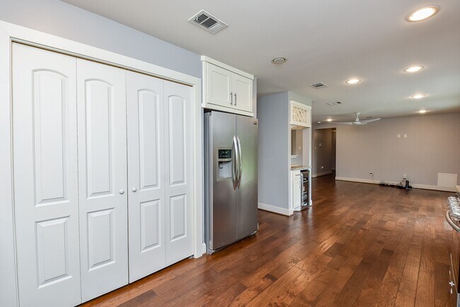 Building Photo - 5815 Dryad Dr
