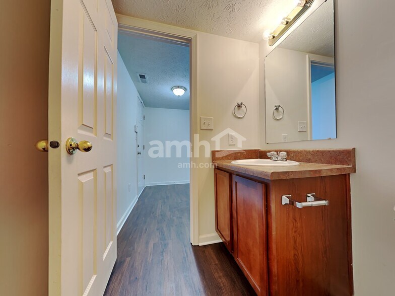Building Photo - 6154 N Woodhaven Dr