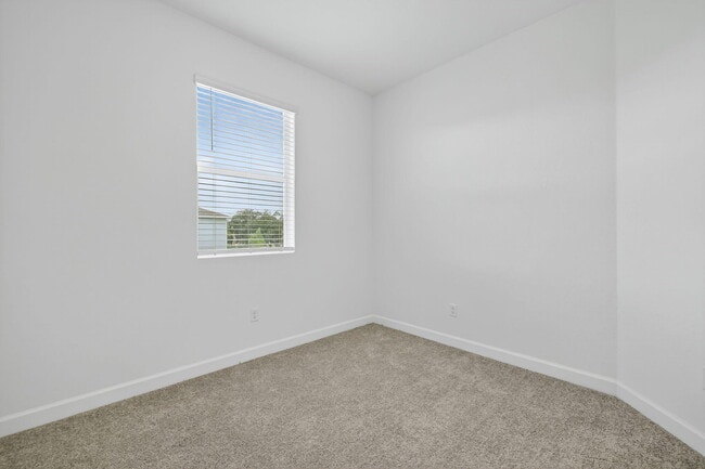 Building Photo - 307 SE Crossoak Ln