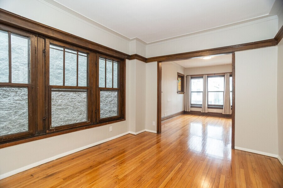 Building Photo - 2112 W Roscoe St