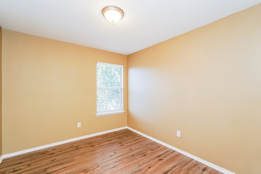 Building Photo - 1456 Pine Ln