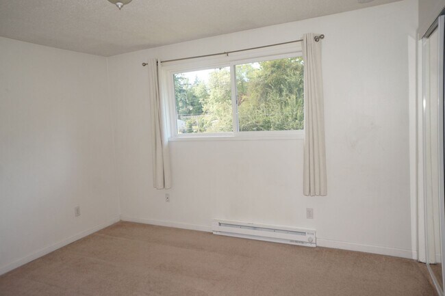 Building Photo - SW Portland 3 bedroom 2 bathroom Ranch