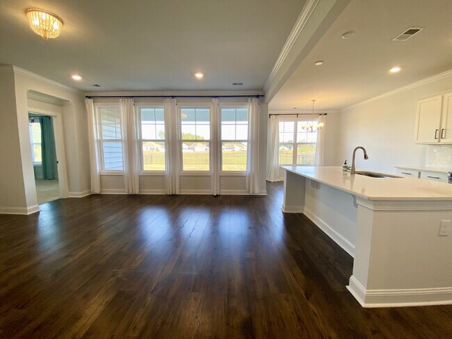 Building Photo - Spacious, Four Bedroom, Ranch Style Home!