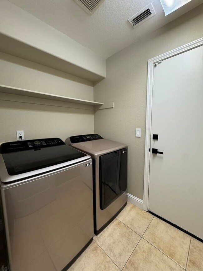Building Photo - Beautiful home located in a desirable Rose...