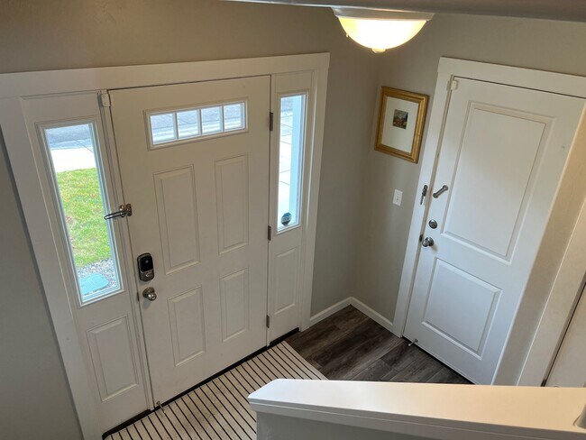 Building Photo - Cozy & Spacious Townhome for Rent