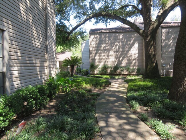 Building Photo - 9707 Richmond Ave.