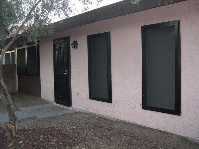 Building Photo - 4310 Caliente St