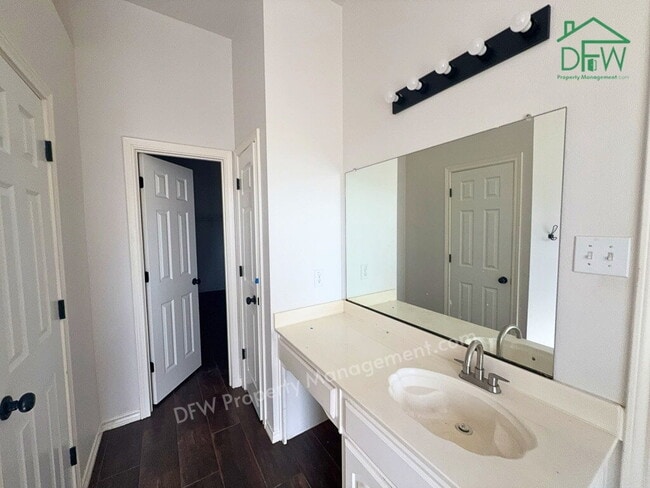 Building Photo - Spacious DeSoto 4-Bed - Fenced Yard, Fireplace, 2-Car Garage