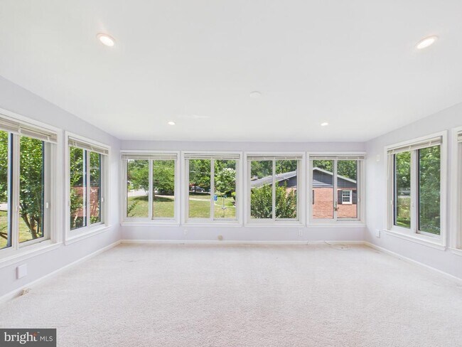 Building Photo - 9201 Cherrytree Dr