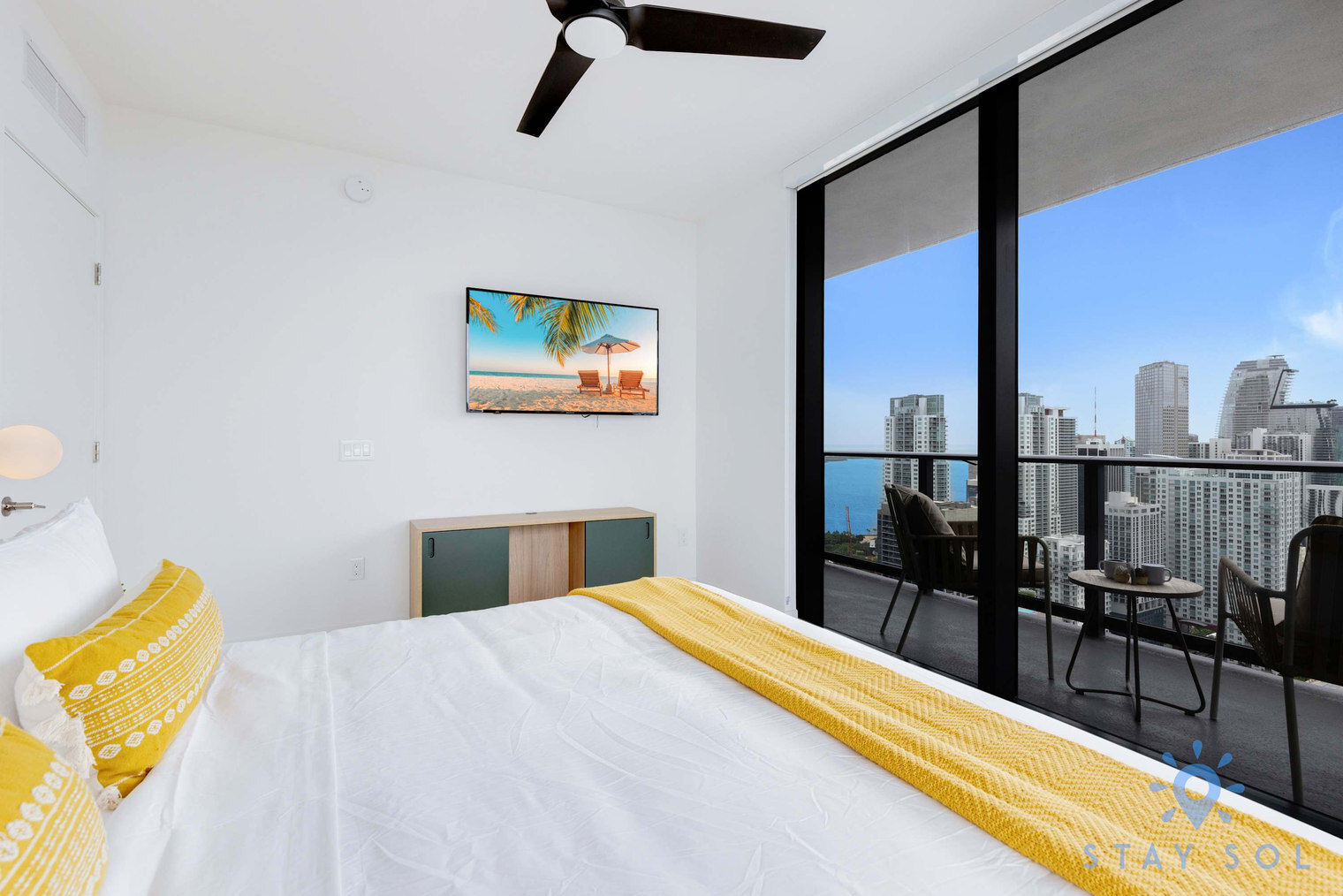 Building Photo - 601 NE 1st Ave