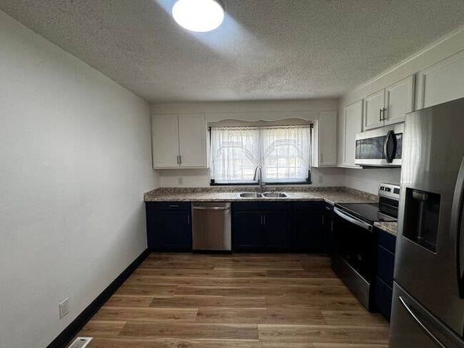 Building Photo - Updated 4 Bedroom Ranch in Established Nei...