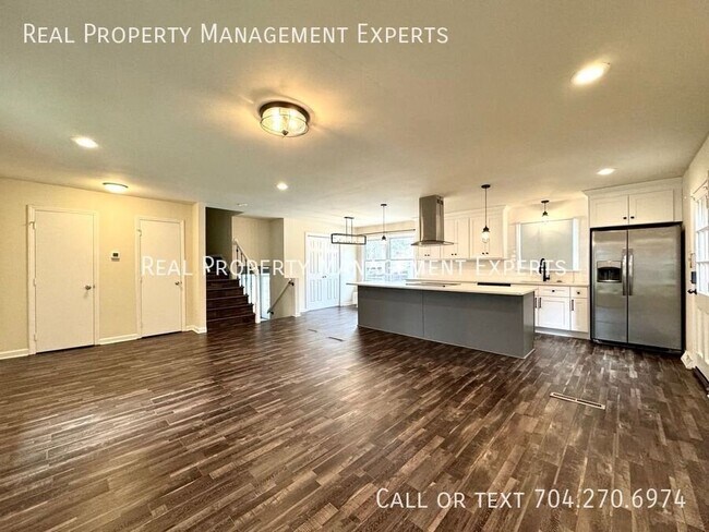 Building Photo - 900 Tally Ho Ct