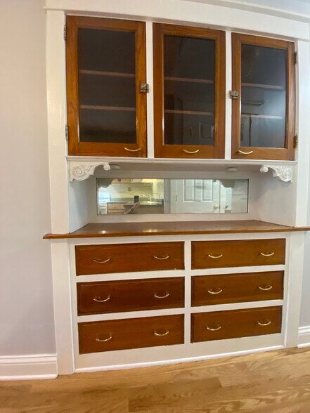 vintage china hutch - 2726 W Wellington Ave