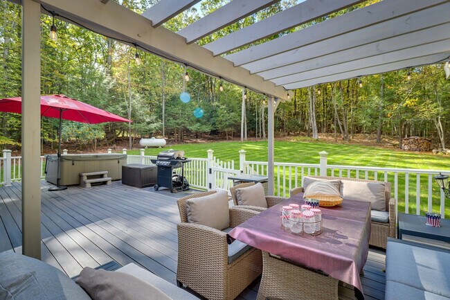 Building Photo - 1530 Wooded Acres Dr