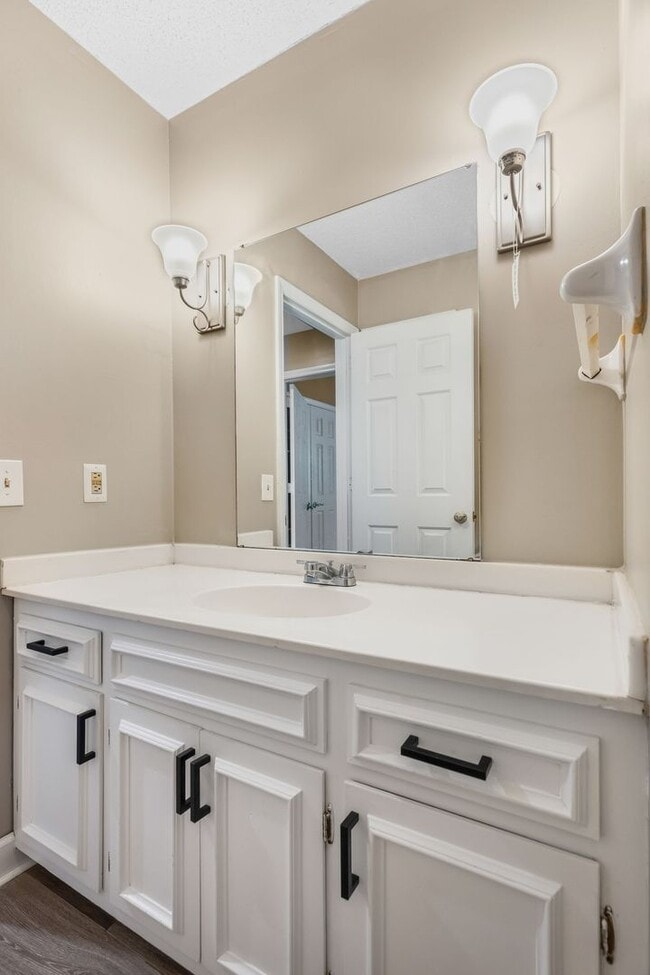 Building Photo - Convenient Brentwood Condo