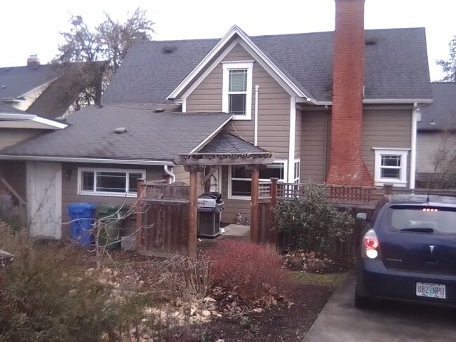 Building Photo - 2345 Portland St