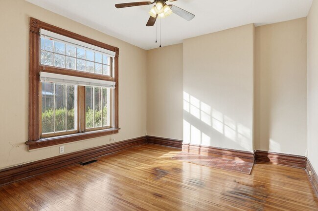 Building Photo - Muir - 308-308 1/2 Wilber Ave