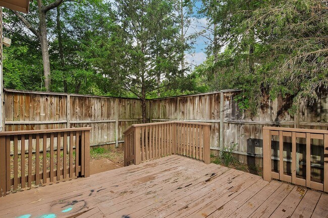 Building Photo - 102 Blue Creek Pl